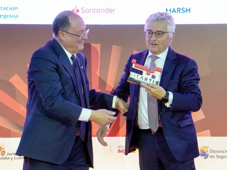 José María Bonmatí recibe el Premio Vitartis de manos de Carlos Moro. / HÉCTOR CRIADO