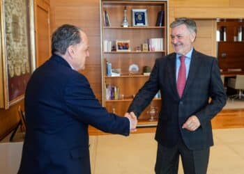 Primera reunión entre los presidentes de ambas instituciones, Mario Amilivia y Francisco Vázquez.