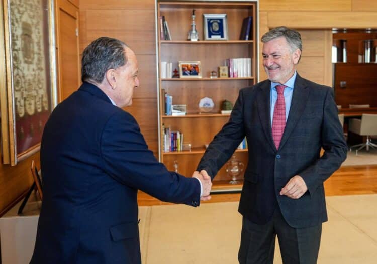 Primera reunión entre los presidentes de ambas instituciones, Mario Amilivia y Francisco Vázquez.