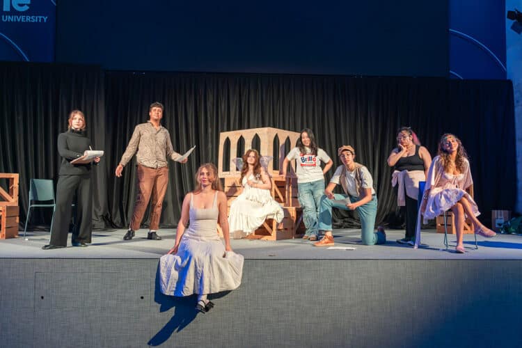 Alumnos del IEU Theatre Club durante los ensayos en el Aula Magna del campus de Segovia. / Roberto Arribas