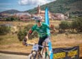 Raúl Rodríguez cruza la meta como ganador de la prueba./ACCIÓN TR3S