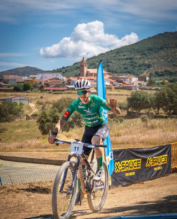 Raúl Rodríguez cruza la meta como ganador de la prueba./ACCIÓN TR3S