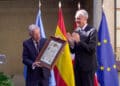 José Antonio Ruiz Hernando recibe el título de Hijo Predilecto de la ciudad, de manos del alcalde de Segovia, José Mazarías. / HÉCTOR CRIADO