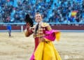 Román dando la vuelta al ruedo al cortar un oreja en Las Ventas. / PLAZA 1