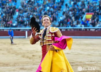 Román dando la vuelta al ruedo al cortar un oreja en Las Ventas. / PLAZA 1