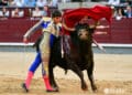 Pase de pecho del diestro francés Sebastián Castella al toro ‘Cantaor’, de la ganadería de Victoriano del Río. / PLAZA 1