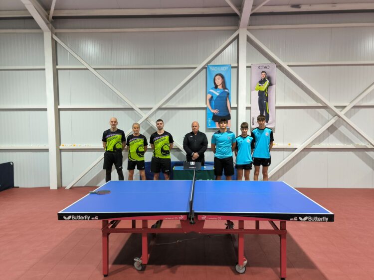 Los jugadores del Seghos y Boadilla posan antes del encuentro./SEGHOS ETM