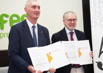 El alcalde José Mazarías y el presidente de la FES, Andrés Ortega, presentan el acuerdo para la sociedad 'Segovia Intermodal'. / ALEJANDRA SERNA