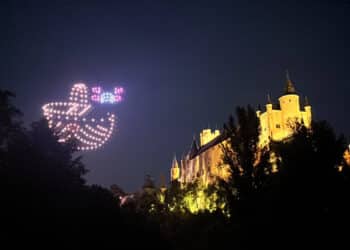 Espectáculo de drones en el entorno del Alcázar de Segovia y la pradera de San Marcos. / AYUNTAMIENTO DE SEGOVIA