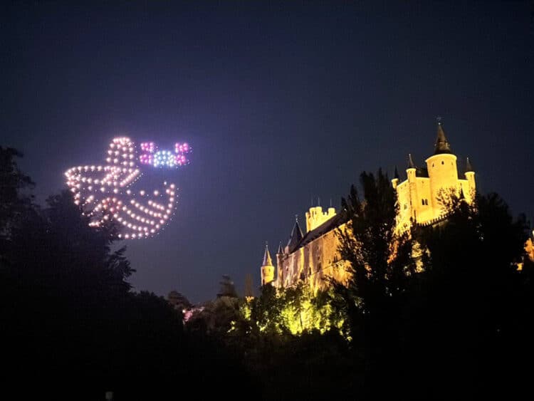Espectáculo de drones en el entorno del Alcázar de Segovia y la pradera de San Marcos. / AYUNTAMIENTO DE SEGOVIA