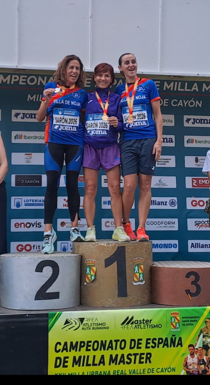 Sonia de la Calle Gómez, campeona de España en milla máster en Sarón 1 Sonia de la Calle posa como campeona durante la cita en Sarón./CAJ BLUME