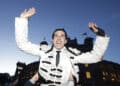 El diestro Alejandro Talavante sale a hombros a la finalización de la corrida de toros que se celebra este viernes en la Plaza de Toros de Las Ventas, en Madrid. EFE / Juanjo Martín.