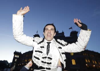El diestro Alejandro Talavante sale a hombros a la finalización de la corrida de toros que se celebra este viernes en la Plaza de Toros de Las Ventas, en Madrid. EFE / Juanjo Martín.