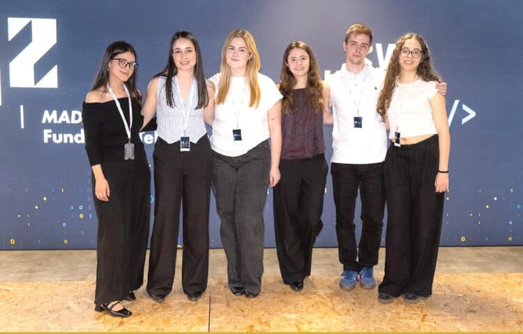 Participantes de la UVa en los Premios Eficacia Universidades en el momento de exponer su trabajo de Telefónica. / SCOPEN