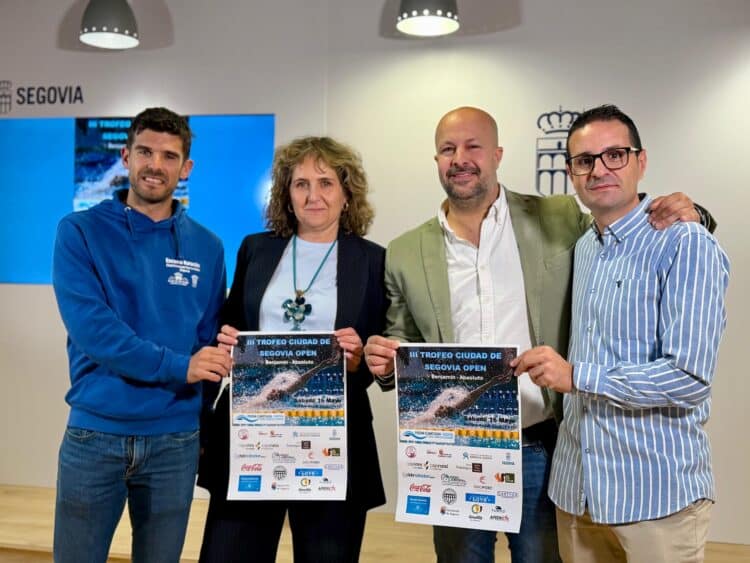Foto de familia en la presentación del III Trofeo Ciudad de Natación./AYUNTAMIENTO