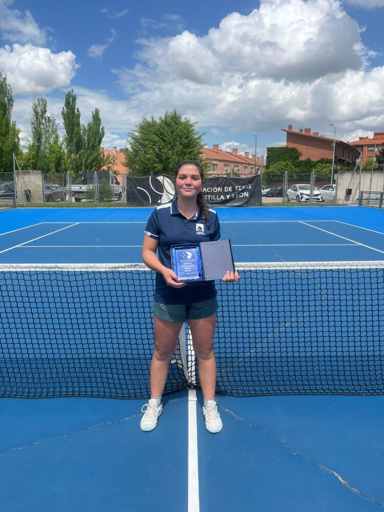 Valeria de Valeria de Pablo posa como subcampeona en Valladolid./ESPACIO TIERRA