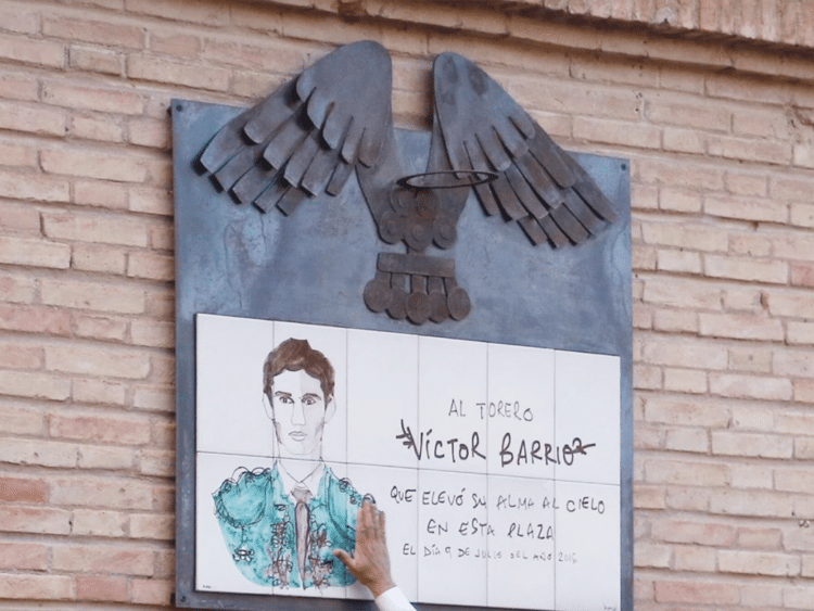 Azulejo en memoria de Víctor Barrio, instalado en la plaza de toros de Teruel.