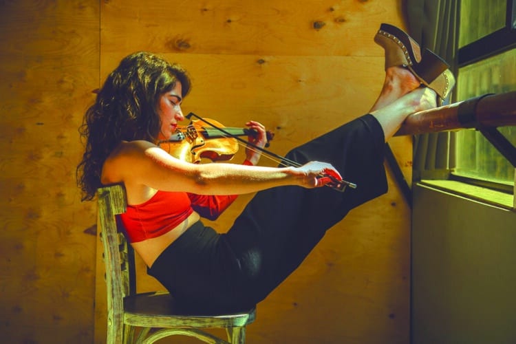 La artista segoviana Violeta Veinte, en una fotografía promocional tocando el violín./ KAOTHIC ALICE