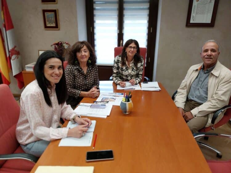 Visita del alcalde de San Cristóbal de la Vega a la Delegación Territorial de la Junta / JCYL