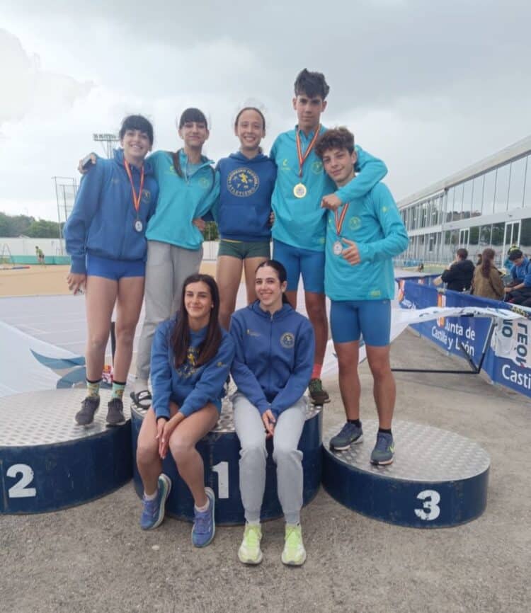 Delegación del club segoviano en el Autonómico de combinadas./SPORTING SEGOVIA