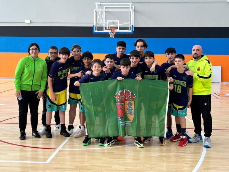 Delegación del club segoviano durante la cita en Salamanca./E.A