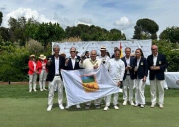 La delegación del club segoviano posa con los trofeos./E.A