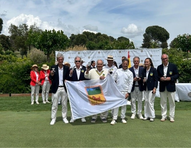 La delegación del club segoviano posa con los trofeos./E.A