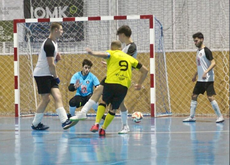 Un instante del duelo entre Sierra de la Mujer Muerta y Jabalines de San Rafael en la Superliga Segoviana./SMM