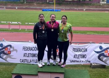 Participantes posan con las medallas durante un instante de la cita del Autonómico Absoluto celebrado en Segovia./FETACYL