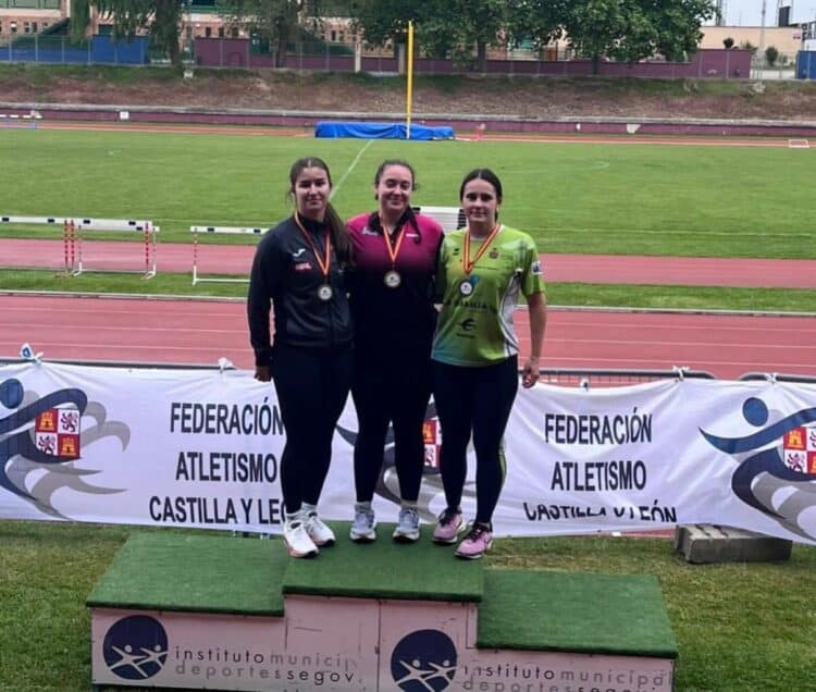 Participantes posan con las medallas durante un instante de la cita del Autonómico Absoluto celebrado en Segovia./FETACYL