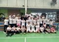Plantilla y afición del Comercial González-Segopi posan como campeones de la Superliga Segoviana de Aficionados./E.A