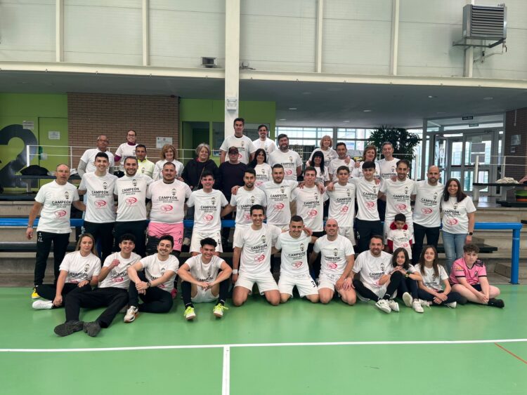 Plantilla y afición del Comercial González-Segopi posan como campeones de la Superliga Segoviana de Aficionados./E.A