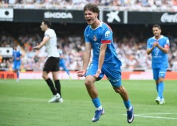 El segoviano Miguel Cubo celebra un gol en su debut con el primer equipo del Atlético de Madrid frente al Valencia en Mestalla./EFE