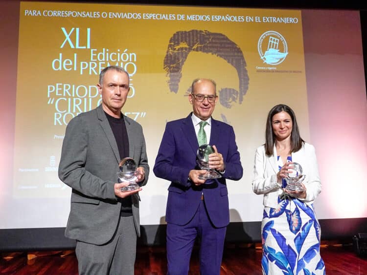 Mikel Ayestarán, José Antonio Guardiola y Cristina Olea, en la entrega del Premio ‘Cirilo Rodríguez’. / HÉCTOR CRIADO