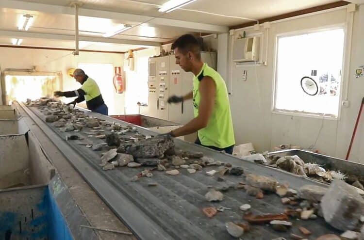 Operarios en el proceso de clasificación de residuos. / AGR