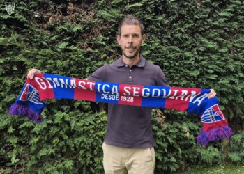 Aitor Calle, nuevo técnico de la Segoviana, posa con la bufanda del conjunto gimnástico./J. MARTÍN-G. SEGOVIANA