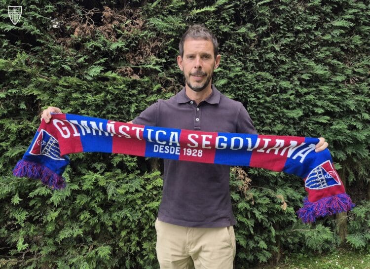 Aitor Calle, nuevo técnico de la Segoviana, posa con la bufanda del conjunto gimnástico./J. MARTÍN-G. SEGOVIANA