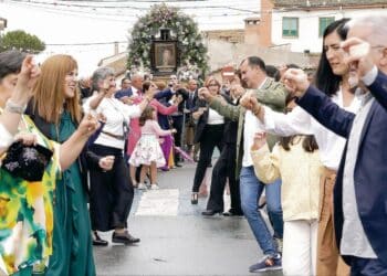 Los vecinos bailan jotas en honor de la Virgen de la Salud. / El Adelantado