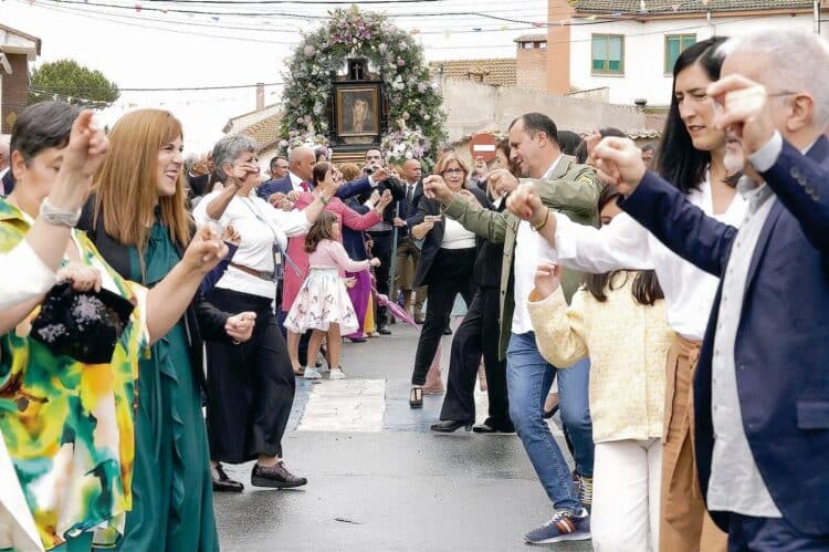 Marugán celebra a su patrona, la Virgen de la Salud, con cinco días de fiesta 1 Los vecinos bailan jotas en honor de la Virgen de la Salud. / El Adelantado