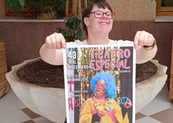 Behoña Juez junto con el cartel anunciador de la muestra / JUAN CRUZ SERRANO