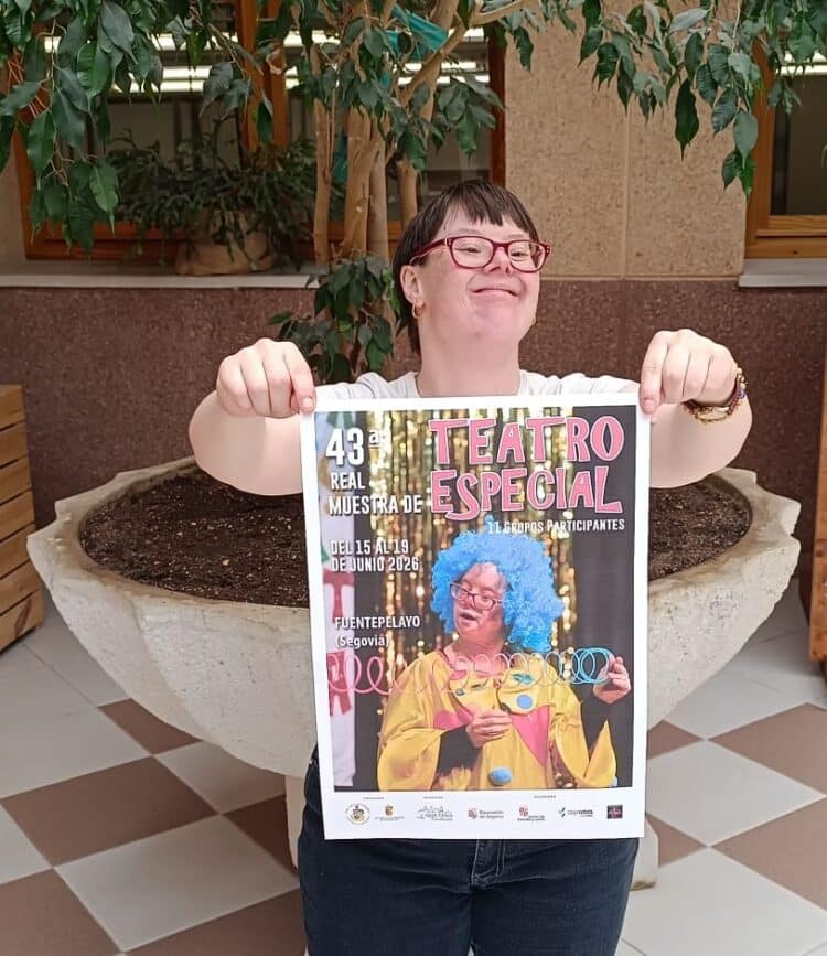 Behoña Juez junto con el cartel anunciador de la muestra / JUAN CRUZ SERRANO