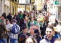 Turistas y viajeros recorren la calle Real. / EA