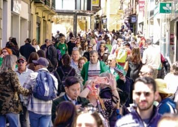 Turistas y viajeros recorren la calle Real. / EA