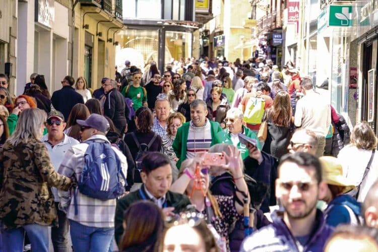 Turistas y viajeros recorren la calle Real. / EA