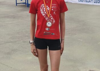 Emma López posa con el bronce durante la cita en Salamanca./CAS