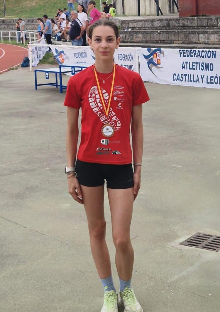Bronce autonómico para Emma López Berges en Salamanca 1 Emma López posa con el bronce durante la cita en Salamanca./CAS