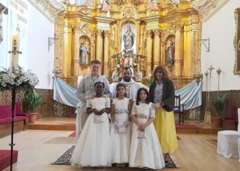 La iglesia de la Inmaculada Concepción de Cantimpalos acoge la celebración de las niñas de primera comunión / LOURDES MATARRANZ