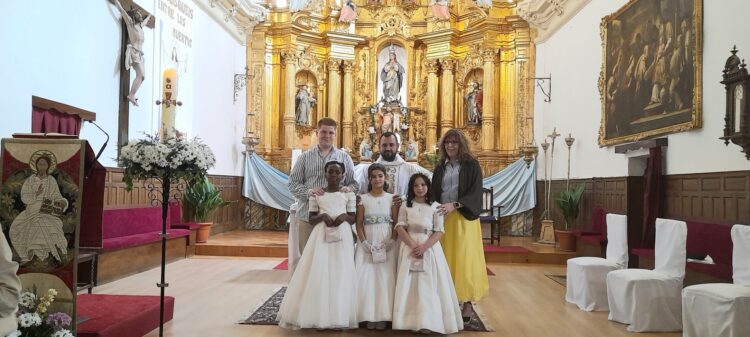 La iglesia de la Inmaculada Concepción de Cantimpalos acoge la celebración de las niñas de primera comunión / LOURDES MATARRANZ