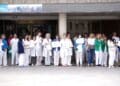 Enfermeras/os a las puertas del Hospital General de Segovia este martes. /  Alejandra Serna