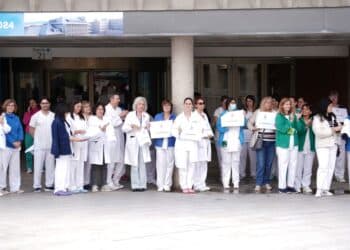 Enfermeras/os a las puertas del Hospital General de Segovia este martes. /  Alejandra Serna